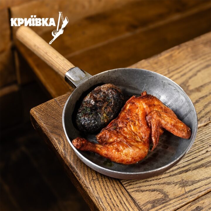 Курча з печеною картоплею
