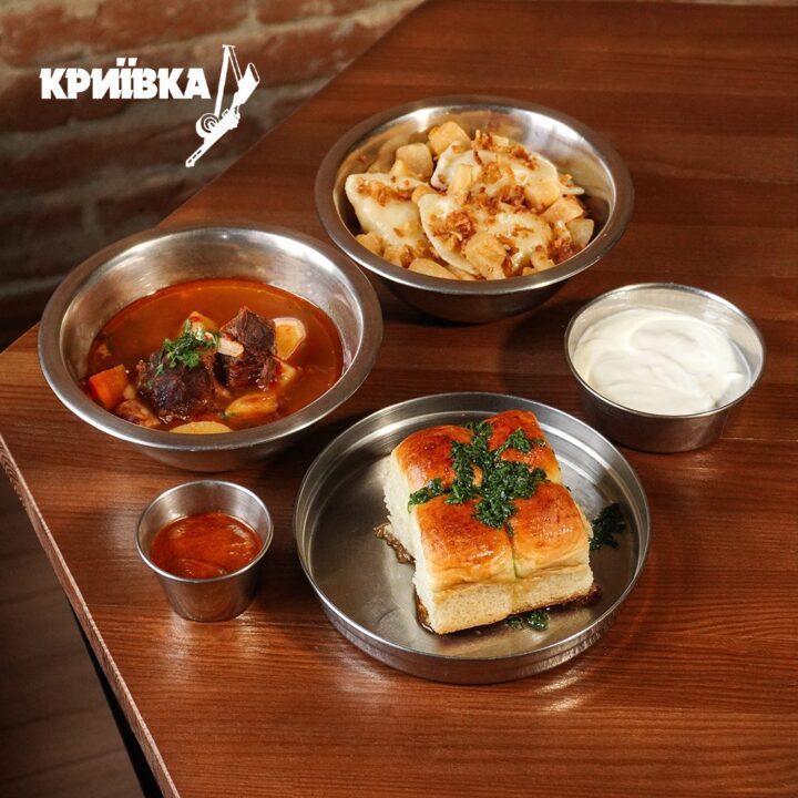 Бограч з пампушками та вареники зі шкварками