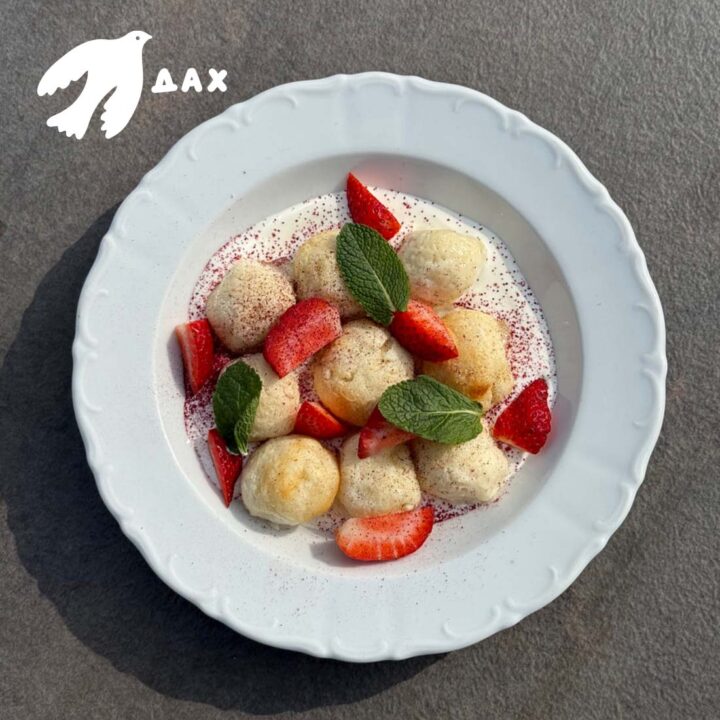 Сирнички з солодкою сметаною