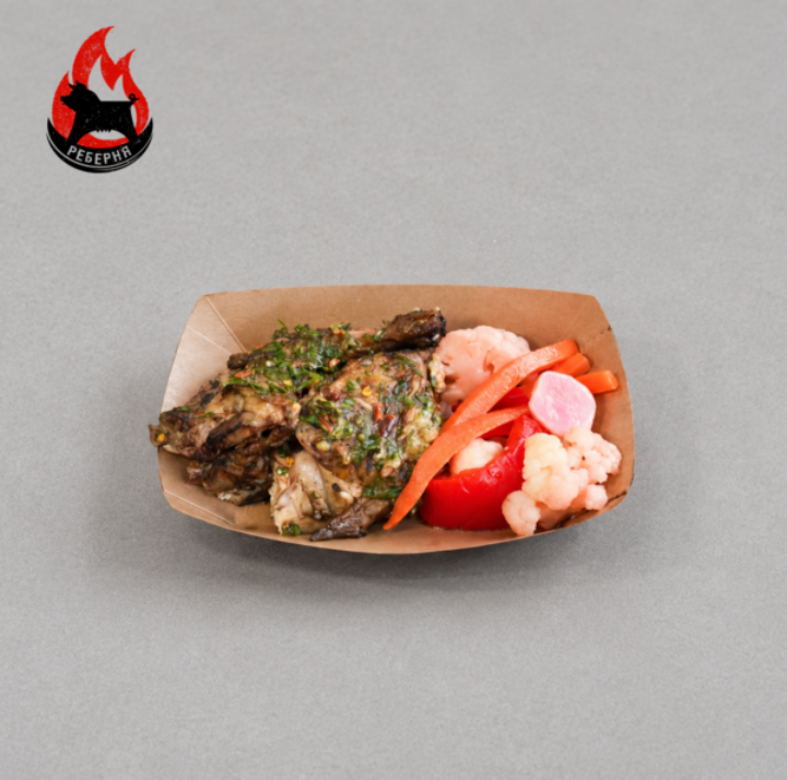 Курча з пряним маслом та маринованими овочами